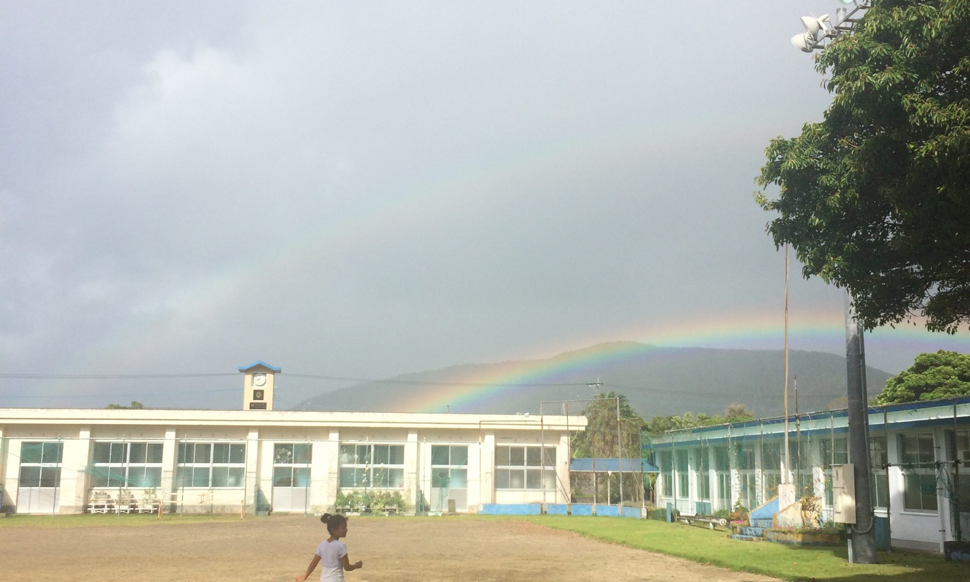 校庭に虹
